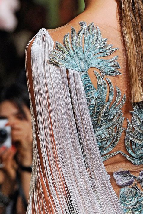 Marchesa Spring, Haute Couture Details, Ellie Saab, Gorgeous Style, Runway Details, Couture Details, Vestidos Vintage, Dear Lord, Dolce E Gabbana