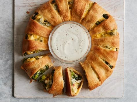 Get Broccoli Cheddar Crescent Ring Recipe from Food Network Crescent Roll Meals, Small Meal Ideas, Finger Food Sandwiches, Broccoli Casseroles, Best Broccoli Recipe, Broccoli Gratin, Perfect Pie Crust Recipe, Almond Flour Crust, Broccoli And Cheddar