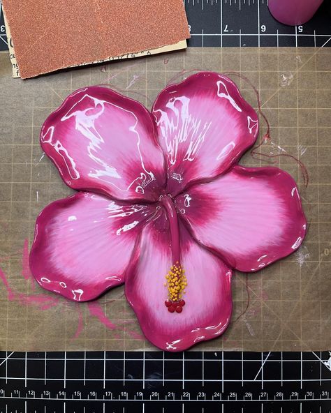 Another tray ready to be delivered. ✉️ 🌺 #roomdecor #hibiscus #flowers #hibiscusflower #sculpt #epoxiclay #yewelrytray #art Hibiscus Clay Tray, Beaded Hibiscus Flower, Hibiscus Clay, Hibiscus Flower Art, Hibiscus Art, Hibiscus Flower Painting, Aesthetic Room Decor Diy, Sculpture Ideas, Sculpting Ideas