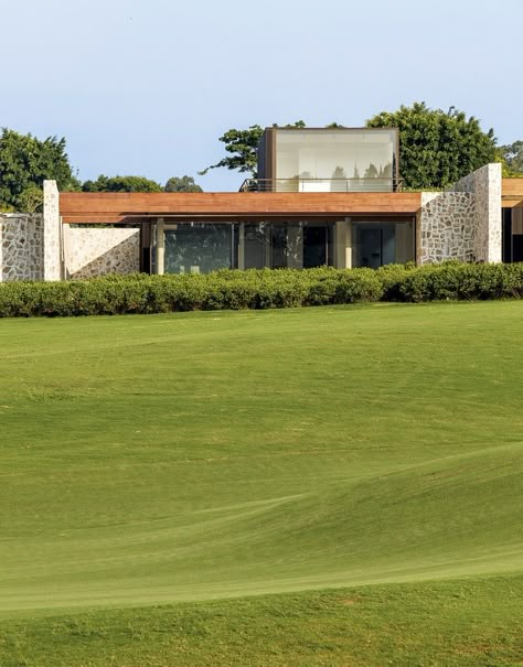 Tied together by a central square, the seventeen houses that make up this villa—located in a residential condominium in the interior of the state of São Paulo—are arranged across sloping terrain with a privileged view out over a golf course. The challenge with this design was to preserve residents’ privacy while making the most of the surrounding landscape. Green Terrace, Central Square, Outdoor Leisure, Green Roof, Private Garden, Villa Design, Urban Planning, Infinity Pool, Luxury Villa