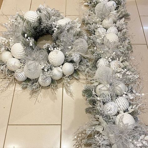 White Christmas Garland, Silver Christmas Wreath, Christmas Wreath Decor, Pretty Christmas Decorations, Christmas Centers, Christmas Wreaths Ideas, Silver Christmas Decorations, Special Colors, Christmas Decorations Wreaths