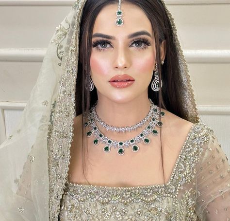 Nikah Makeup Look For Bride, Jewellery Design For Bride, Valima Jewellery, Nikkah Bride Pakistan, Nikah Bride Pakistani Bridal, Walima Bride Hairstyles, Nikkah Bride Makeup, Barat Makeup Look, Walima Jewellery