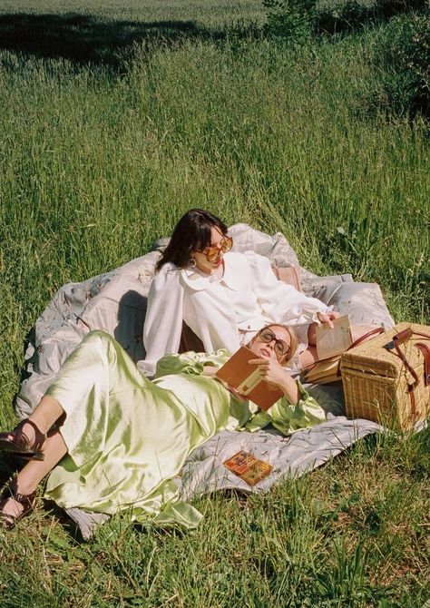 Picnic Photo Shoot, Cottagecore Picnic, Era Victoria, Picnic Inspiration, Cottagecore Aesthetic, Teenage Dream, 인물 사진, Summer Picnic, The Grass