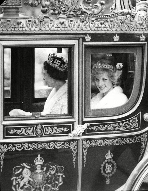 La reina Isabel II y la Princesa Diana de Gales en autocar dejando tras apertura del Parlamento en 1982: Prins William, Princesa Real, Rainha Elizabeth Ii, Prins Harry, Diana Princess Of Wales, Elisabeth Ii, Diana Princess, Isabel Ii, Lady Diana Spencer