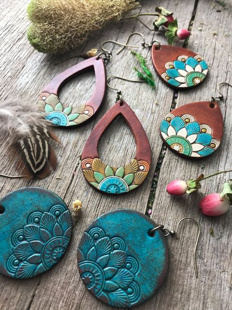 Leather Teardrop Earrings, Painted Leather Jewelry, Handmade Leather Earrings Ideas, Hand Painted Leather Earrings, Stamped Leather Earrings, Hand Tooled Leather Earrings, Handmade Leather Earrings, Leather Painting Diy, Leather Tooling Ideas