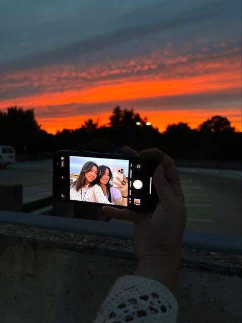 Two Best Friends Aesthetic Poses, Summer Aesthetic Photos With Friends, Asthetic Besties Pic, Asthetic Pic With Bestie, Bestie Pose Ideas Aesthetic, Sunset With Friends Aesthetic, Sunset Bestie Pics, Bff Photoshoot Poses Aesthetic, Asthetic Picture With Best Friend