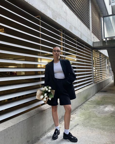 Darcy Owen on Instagram: “Loved these flowers apparently🤷🏽‍♀️” Tailored Shorts Outfit, Loafers Outfit Women, Black Loafers Outfit, Shorts Outfit Casual, Bermuda Shorts Outfit, Fashion Books Aesthetic, Black Shorts Outfit, Styling Shorts, Short Pants Outfit