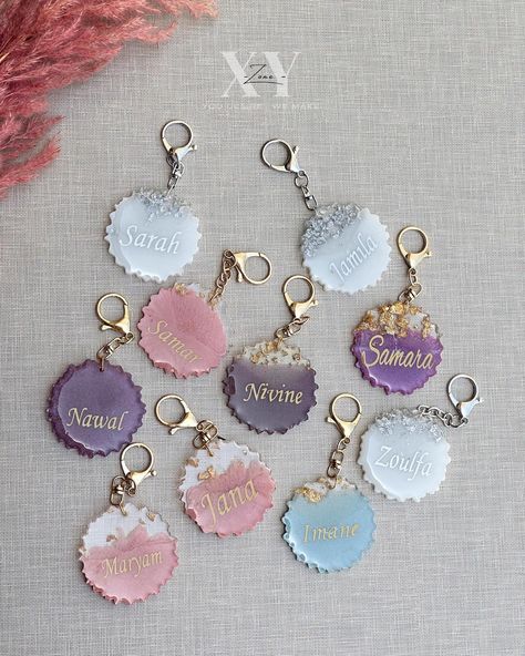 Resin Art Keychain Ideas, Resin Keychains Ideas, Keychain Resin Ideas, Resin Keychain Ideas, Resin Gift Ideas, Resin Art Keychain, Instagram Hilight, Resin Key Chains, Resin Art Ideas