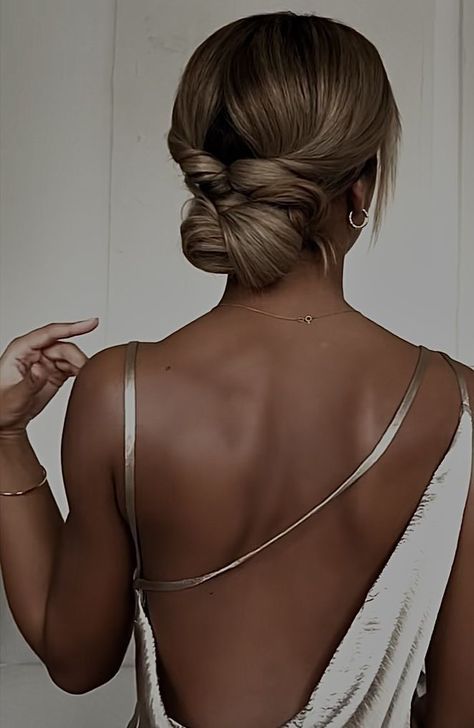 Sleek Bun with Flowers: Romantic Hair Inspiration Sleek Bun with Bangs: Edgy and Chic Sleek Prom Hair, Debs Hairstyles, Prom Hair Up, Prom Hair Ideas, Grad Hair, Bridesmaid Hair Inspo, Prom Hair Medium, Cute Prom Hairstyles, Prom 23