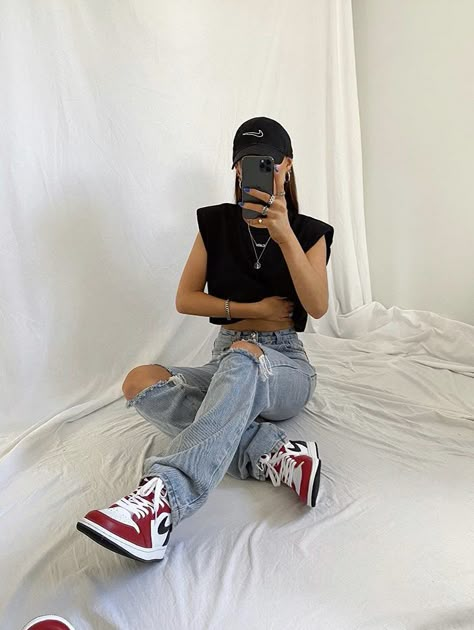 Jordan Low 1 Outfit Women, Jordan Low 1 Outfit, Airforce 1 Outfit Women Casual, Red Jordans Outfit For Women, Airforce 1 Outfit Women, Low Dunks Outfit, Jordan 1 Low Outfit, 1s Outfit, Dunks Outfit Woman