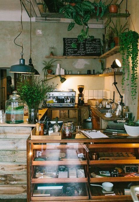 Restaurant Vintage Design, Vintage Coffee Shop Decor, Coffee And Plant Shop, Vintage Cafe Decor, Vintage Interior Cafe, Vintage Cafe Interior Design, Cool Coffee Shops, Cafeteria Vintage, Berlin Cafe