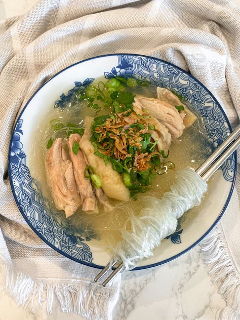 How To Make Gà Miến (Vietnamese Chicken Soup with Glass Noodles) - Ta-Daa! Low Purine Recipes, Kohakutou Candy, Vietnamese Chicken Soup, Vietnamese Recipes Chicken, Asian Chicken Noodle Soup, Glass Noodles Recipe, Michelin Food, Vietnamese Soup, Vietnamese Chicken