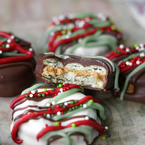 Christmas Treats For Toddlers, Hot Chocolate Macarons, Ritz Christmas, Ritz Cracker Dessert, Ritz Cracker Cookies, Ritz Cookies, No Bake Christmas, Ritz Cracker Recipes, Easy Christmas Candy Recipes