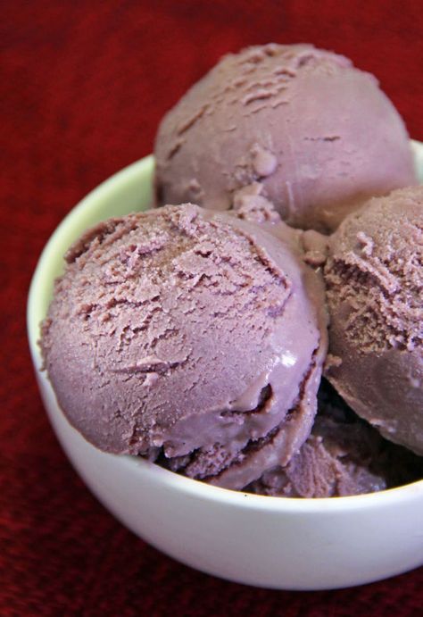 This smooth and fruity ice cream makes heavy red wine way more enjoyable in the hot summer sun. Get the recipe from Jo and Sue. - Delish.com Boozy Ice Cream Recipes, Wine Ice Cream Recipe, Red Wine Ice Cream, Alcoholic Ice Cream, Fruity Ice Cream, Wine Ice Cream, Blackberry Ice Cream, Walnut Ice Cream, Frozen Deserts