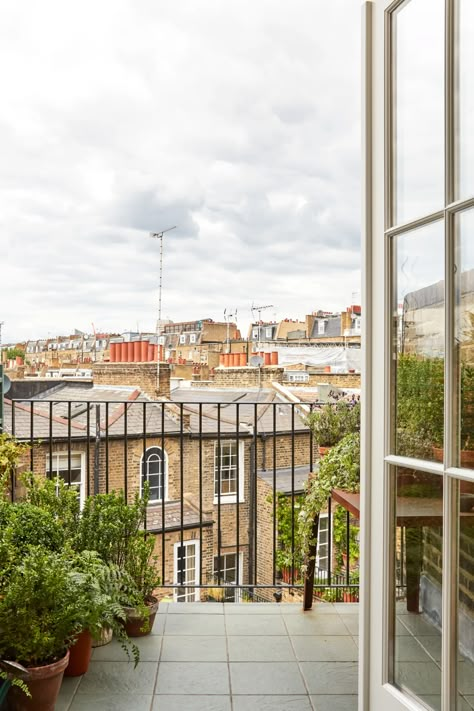 Inside a Warm and Welcoming London Maisonette | Architectural Digest London Flat Interior, London Apartment Interior, London House Interior, Open Plan Apartment, Dream Flat, London Living, Aesthetic Apartment, Stucco Homes, Paris Home