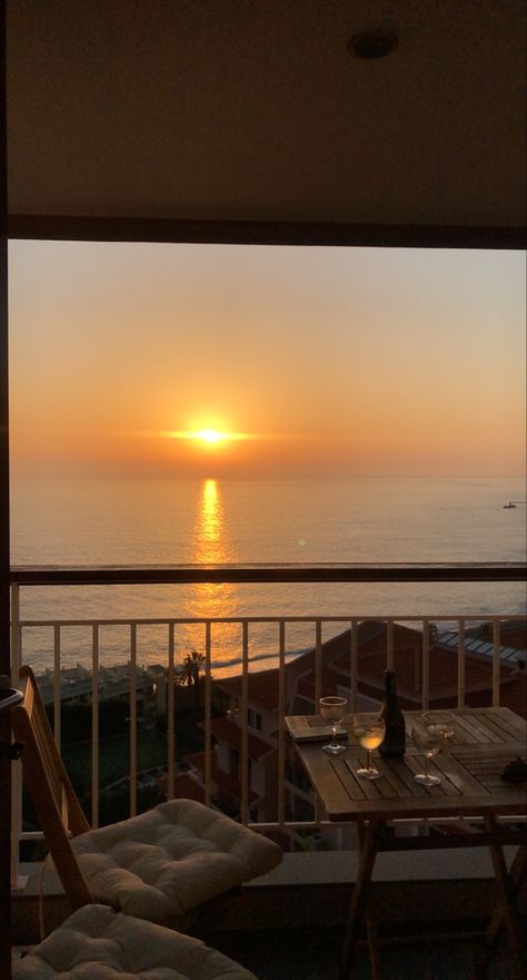 Beach House Balcony, Beach View House, Hotel Sunset, Pretty Apartments, Girls Apartment, Beach Balcony, Beach House Aesthetic, Big Balcony, Water Sunset