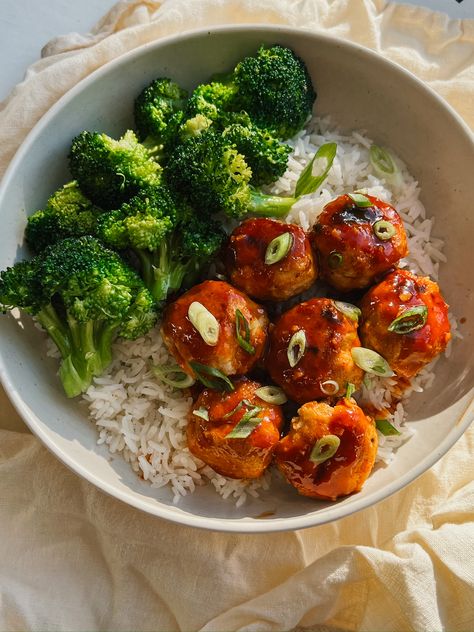 Hot Honey Chicken Meatball Bowls - Brocc Your Body Chicken Meatball Bowls, Meatball Bowls, Brocc Your Body, Teriyaki Chicken Meatballs, Hot Honey Chicken, Roasted Broccoli Recipe, Meatball Dinner, Chicken Meatball, Chicken Meatball Recipes