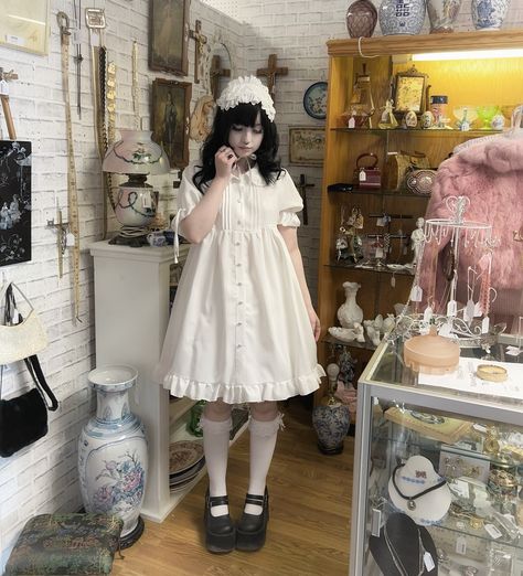 Doll at the antique store 🗝️🕰️🤍 Porcelain Doll Aesthetic Outfit, Doll Aesthetic Clothes, Gothic Cute Outfits, Doll Fashion Aesthetic, Porcelain Doll Outfit, Doll Like Outfits, Morute Core Outfits, Morute Fashion, Doll Outfits Aesthetic