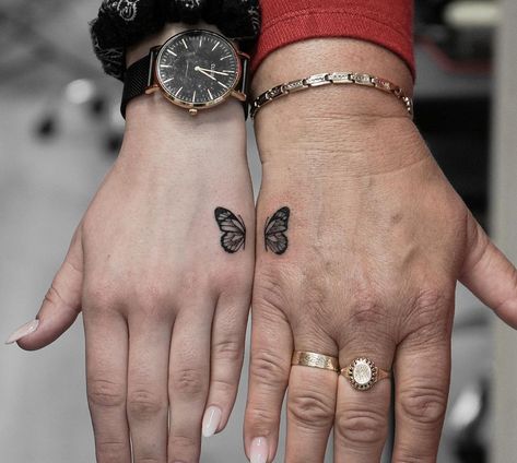 Tatoos Matching Mother Daughters, Mom And Daughter Tatoos Ideas, Mom Daughter Finger Tattoos, Tattoos Daughter And Mother, Tattoo That Go Together, Arm Tattoos For Mom And Daughter, Mother Tattoo Ideas For Daughter, Mother Douther Tattoo Design, Tattoo For Daughter And Mother