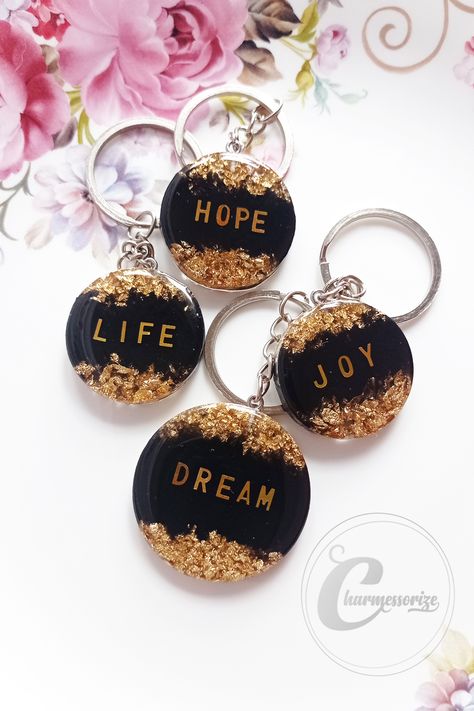 HOW TO MAKE RESIN KEYCHAINS? Aesthetic Souvenir Ideas, Resin Easy Ideas, Resin Circle Keychain, Easy Resin Keychain Ideas, Resin Art Design Ideas, Resin Art Quotes, Resin Crafts Keychain, Unique Resin Keychain Ideas, Diy Resin Projects For Beginners