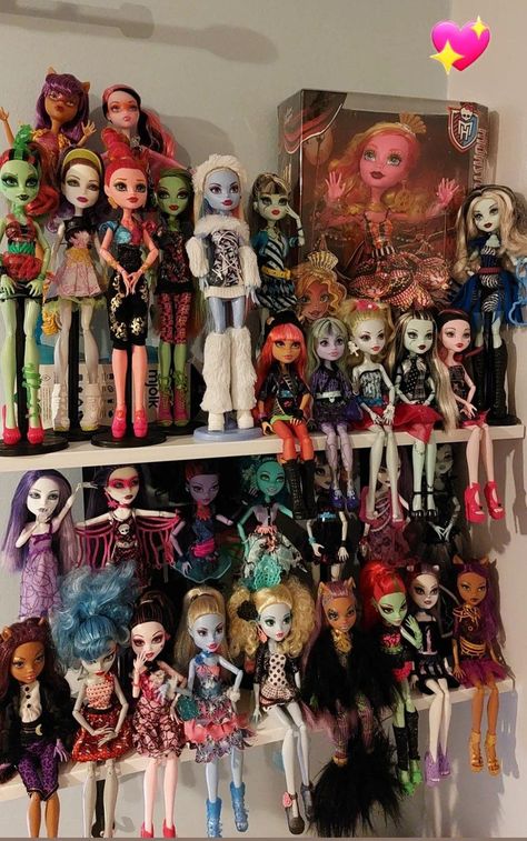 Monster High Dolls 2000s, Gen 3 Monster High Dolls, Original Monster High Dolls, Gen 1 Monster High, Og Monster High Dolls, Old Monster High Dolls, Monster High Doll Display, Monster High Dolls Collection, Monster High Display