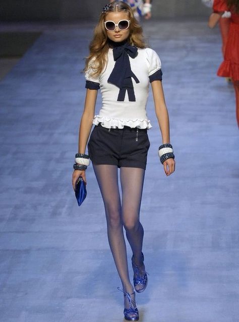 offduty ⭒ runway on X: "magdalena frąckowiak for blugirl spring/summer 2007 https://t.co/ZKBKUVUKkV" / X Miumiu Runway, Runway 2000s, Grey Coquette, Mode Gossip Girl, 2007 Runway, Magdalena Frackowiak, High Fashion Runway, 90s Runway Fashion, Runway Fashion Couture