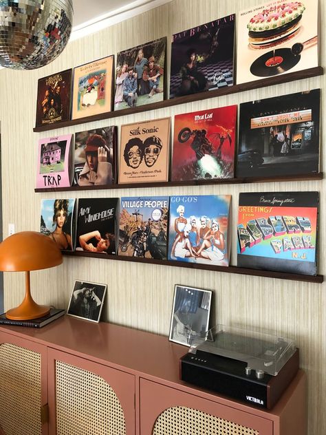 Record albums hung on picture ledges above sideboard with record player and lamp. Vinyl Gallery Wall, Album On Wall, Vynal Record Wall Ideas, Vynil Wall Aesthetic, Record Gallery Wall, Vinyl Room Ideas, Record Wall Shelf, Vinyl Record Room Decor, Record Room Ideas