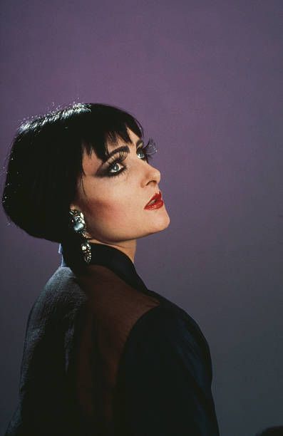 singer-siouxsie-sioux-of-english-rock-group-siouxsie-and-the-banshees-picture-id165840686 (397×612) Siouxsie Sioux 80s, Chicas Punk Rock, Siouxsie Sioux, Siouxsie And The Banshees, Trad Goth, New Romantics, Morrissey, Ice Queen, Radiohead