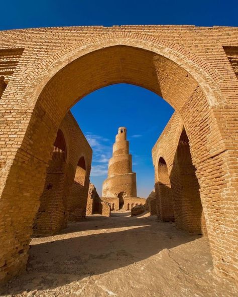 Abu Dalaf Mosque is one of Iraq’s ancient heritage mosques. The mosque is located 15 km north of the city of Samarra, in Salah al-Din Governorate. It was built by the Abbasid Caliph Al-Mutawakkil on God in 246 AH/859 AD. The historian al-Baladhuri mentioned that the caliph built a city he called al-Mutawakkiliya, and he built a mosque in it. It was later called the Abu Dalaf Mosque, in the east of the city of Samarra. Abbasid Caliphate, Islamic Design Pattern, The Historian, Baghdad Iraq, Arabian Beauty, Exotic Places, Ancient Egyptian Art, Baghdad, Mesopotamia