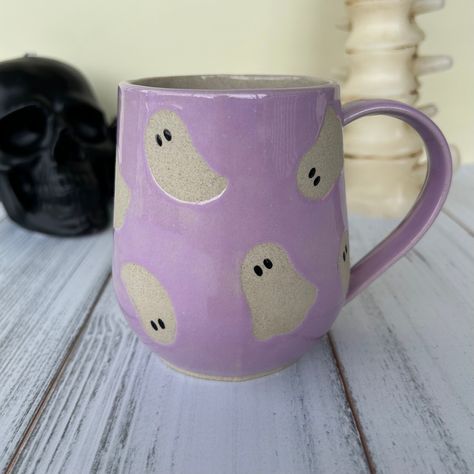 Painting Clay Mug Ideas, Spooky Pottery Painting Ideas, Halloween Pottery Painting Ideas, Spooky Ceramics, Halloween Pottery Ideas, Pottery Painting Ideas For Beginners, Painting Pottery Ideas Easy, Fall Ceramics, Pottery Painting Ideas Easy