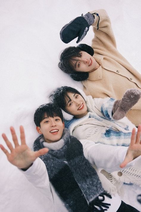 Siblings Pose Reference, 3 Person Pose Reference, 3 Siblings Photography Poses, Pre Convo, Trio Poses, Duo Pose, Sibling Photography Poses, Rendering Reference, Mv Ideas