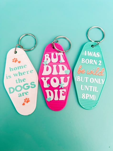 These motel keychains are so cute & can be customized however you like! These designs are by Milkmilksugar Cute Cricut Projects To Sell, Cricut Etsy Ideas, Motel Keychain Diy, Cricut Keychain Ideas, Motel Keychain Ideas, Keychain Sayings, Keychain Cricut, Cricut Keychains, Keychain Vinyl