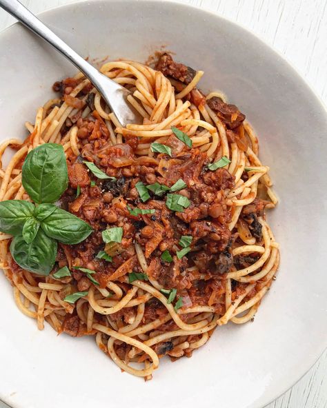 Vegan Walnut Recipes, Lentil Pasta Sauce, Walnut Bolognese, Vegetarian Spaghetti Bolognese, Tofu Bolognese, Vegetarian Bolognese, Vegan Pasta Sauce, Vegetarian Spaghetti, Lentil Bolognese