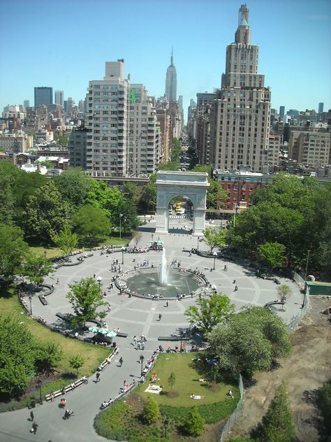 City Square Architecture, Nyu Campus, Town Square New York, Feeding Pigeons, Central Park Fountain, Square Space, West Village Nyc, Street Performers, City Square