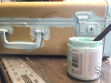 How To Paint A Vintage Suitcase, Vintage Luggage Upcycle, Painted Vintage Suitcase Ideas, Turn A Suitcase Into A Sewing Case, Upcycle Vintage Suitcase, Painted Vintage Suitcases, Upcycle Suitcase Ideas, Decoupage Suitcase Diy, Vintage Suitcases Repurpose