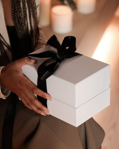 It's giving... gifts 💅 #essentialoils #naturalDIYs #vitruvidiffuser #homedecor  #homescenting #candlealternative  #wellnessrituals #homecleaning #diycleaning #ideas #cozyhome #diffuser #essentialoildiffuser #ceramics #holidaydecor #aromatherapy #christmas #gifting #gift #holiday #holidays #cozy Luxury Diffuser Packaging, Reed Diffuser Box Packaging, Candle Alternatives, Luxury Diffuser, Christmas Gifting, Giving Gifts, Home Scents, Diy Cleaning Products, Essential Oil Diffuser