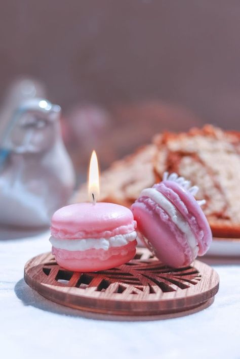 Sweet Candles Ideas, Gift Candles Ideas, Macaroon Candle, Cute Candle Ideas, Macaron Candle, Trendy Candles, Candles Food, Sweet Scented Candles, Fun Candles