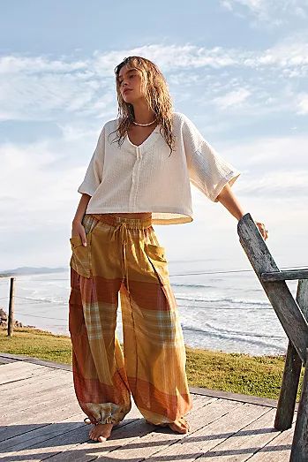 Pants for Women | Trendy & Casual | Free People Free People Cargo Pants Outfit, Free People Comfy Outfit, Free People Boho Outfits, Free People Outfits Bohemian, Free People Aesthetic Outfits, Comfy Boho Outfits, Bohemian Outfits Aesthetic, Casual Hippie Outfits, Free People Outfits