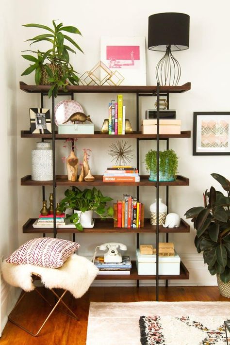 6 Bookshelf Styles that are Great for Trinkets Small Victorian Living Room, Design Seed, Furnitur Ruang Keluarga, Victorian Living Room, Small Apartment Living Room, Bookshelf Styling, 아파트 인테리어, Small Apartment Living, Cool Ideas