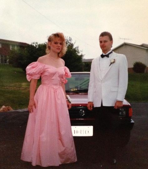 Rick was not her first choice. (submitted by Amy) 1990s Prom, Awkward Prom Photos, Funny Pics Of People, 80s Wedding Dress, Coquette House, 70s Prom Dress, Prom Portraits, 70s Prom, 80's Prom