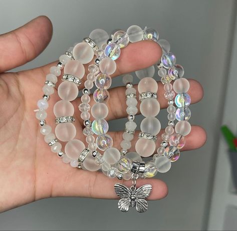 Big Beaded Bracelets Aesthetic, Clear Bracelet Ideas, Aesthetic Crystal Bracelet, Beats Braslate, Braslet Ideas With Beads, Pretty Bracelets Aesthetic, Bracelets Baddie, Clear Beaded Bracelets, Cute Glass Bead Bracelet Ideas