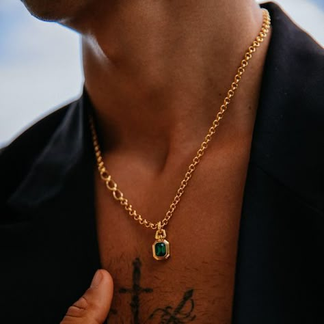 It is beautiful it is good and has a lot similar to the photo I recommend it and it arrived faster than you expect Gold Chain Styles, Mens Accessories Necklace, Emerald Pendant Necklace, Emerald Necklace Pendant, Mens Gold Jewelry, Gold Chains For Men, Trends For 2024, Emerald Pendant, Stylish Sunglasses