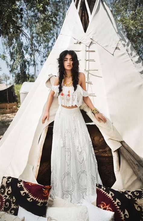 Bohemian Chic Dresses, Bohemian Chic Weddings, Chic Wedding Gown, Crochet Wedding Dresses, Boho Wedding Gowns, Laid Back Wedding, Chic Wedding Dresses, Mode Hippie, Boho Wedding Dresses