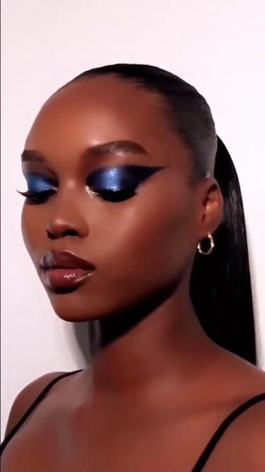 PAT MCGRATH LABS | Bold Blue Winged Eye Makeup Idea Check more at https://lifesstyle.lovestoblog.com/pat-mcgrath-labs-bold-blue-winged-eye-makeup-idea/ Pat Mcgrath Eyeshadow Looks, Winged Eye Makeup, Pat Mcgrath Eyeshadow, Eye Makeup Idea, Bronze Lips, Pat Mcgrath Makeup, Winged Eye, Pretty Looks, Kohl Eyeliner