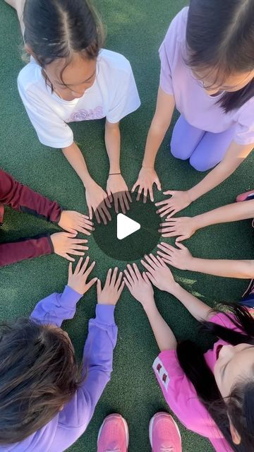 NETFIT NZ on Instagram: "HOW TO PLAY the infamous HAND GAME ⬇️

Overlap your hand with the person next to you

Pass the tap around the circle

Double tap = change direction 

Fist = skip

Make a mistake and you hand is out 

TRY IT AND TAG US 🤝🏽" Quick Games For Kids, Tutting Dance, Hand Clapping Games, Team Games For Kids, Advisory Activities, Slap Game, Scouts Activities, Family Olympics, Clapping Games