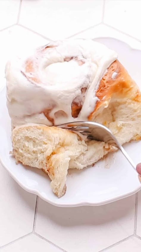 These gooey, sticky, fluffy homemade cinnamon buns are ridiculously good. They are easy to make, topped with a perfect cream cheese icing and truly one of the best recipes I've ever made. Perfect for special occasions, Easter morning or really, any day of the week! Raisin Rolls Recipe, Cinnamon Raisin Rolls, Recipe Cream Cheese Frosting, Raisin Rolls, Cinnamon Buns Recipe, Soft Cinnamon Rolls, Chocolate Chicken, Cinnamon Rolls With Cream Cheese, Cinnamon Rolls With Cream