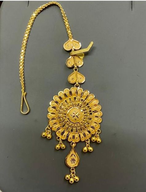 Gold Mangtikka Design, Maag Tika Gold, Gold Mang Tika Design For Bride, Teeka Designs In Gold, Mangtika Gold Design, Maag Tikka Design Gold, Tikli Jewelry Gold, Mang Tikka Gold Bridal, Maangtika Designs In Gold