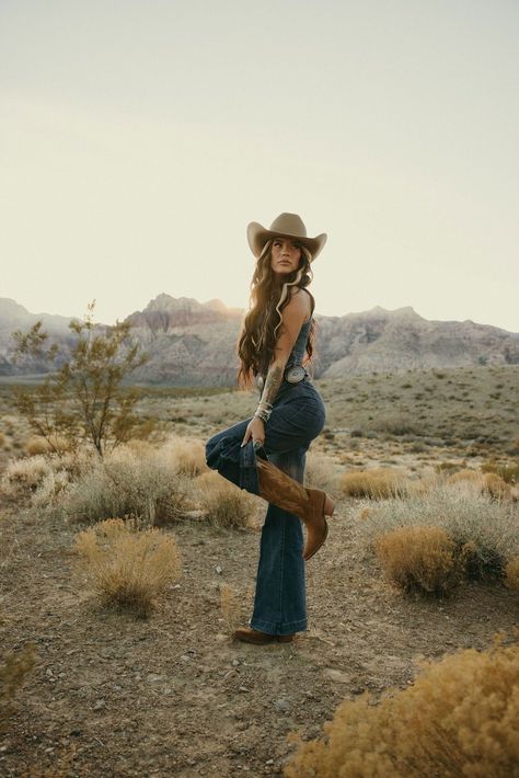 Western Outfits Turquoise, Country Western Jewelry, Cowgirl Outfits Aesthetic, Western Photoshoot Ideas, Rodeo Fits, Traje Cowgirl, Western Photo Shoots, 818 Tequila, Heel Cowboy Boots