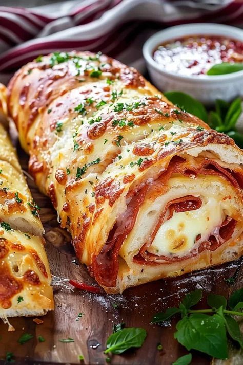 Blätterteig-Stromboli Rezept: Herzhaftes Italienisches Fingerfood Pastry Finger Food, Italian Stromboli Recipe, Italian Finger Foods, Italian Stromboli, First Birthday Food, Stromboli Recipe, Pizza Snacks, Italian Meats, Party Finger Foods