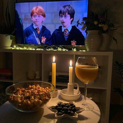 The Fall Movie, Harry Potter Movie Night, Hp Movies, Cumpleaños Harry Potter, Halloween Movie Night, Cute Autumn, Zoella, Movie Marathon, Harry Potter Aesthetic